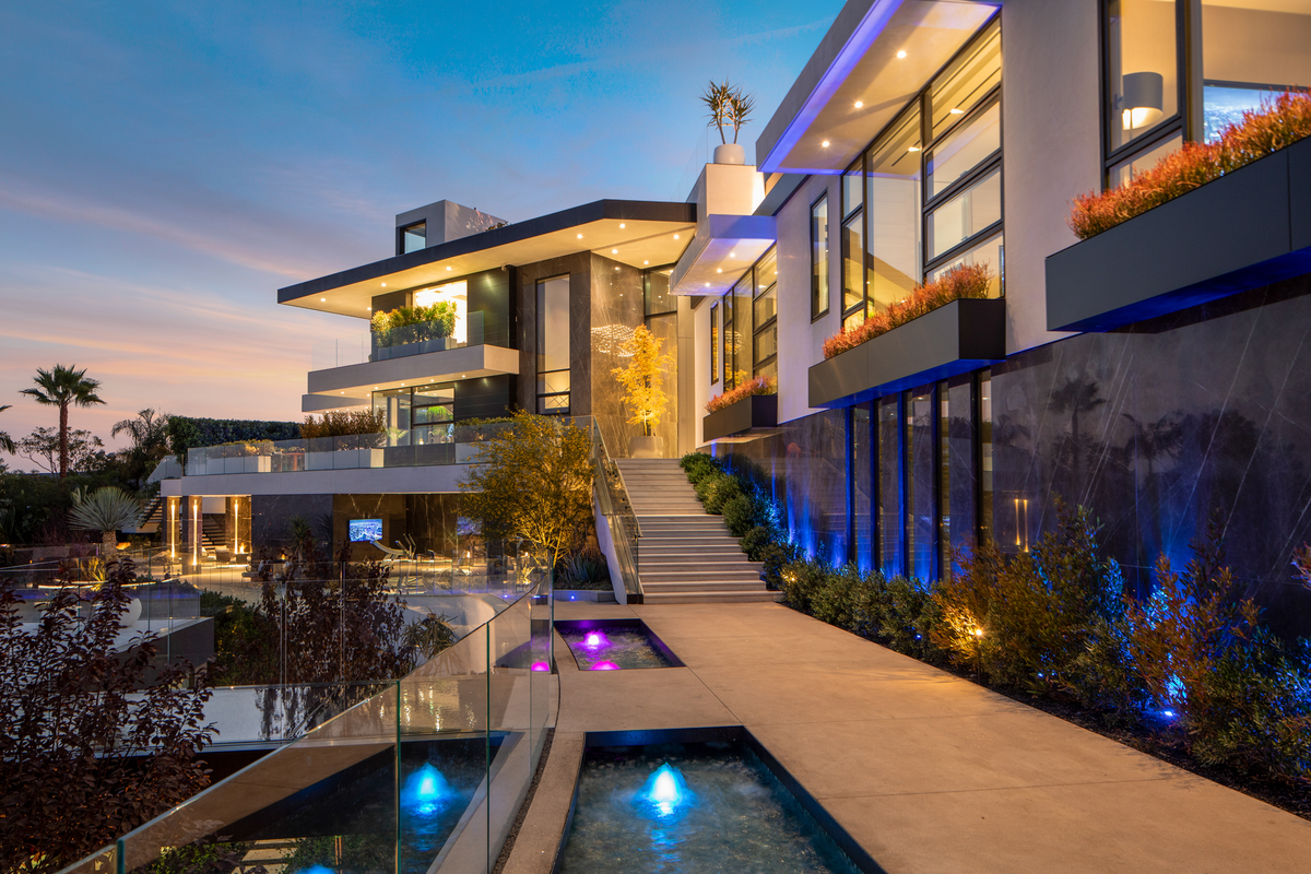 Low-Voltage Lighting by Colorbeam Brings Beverly Hills Estate to Life